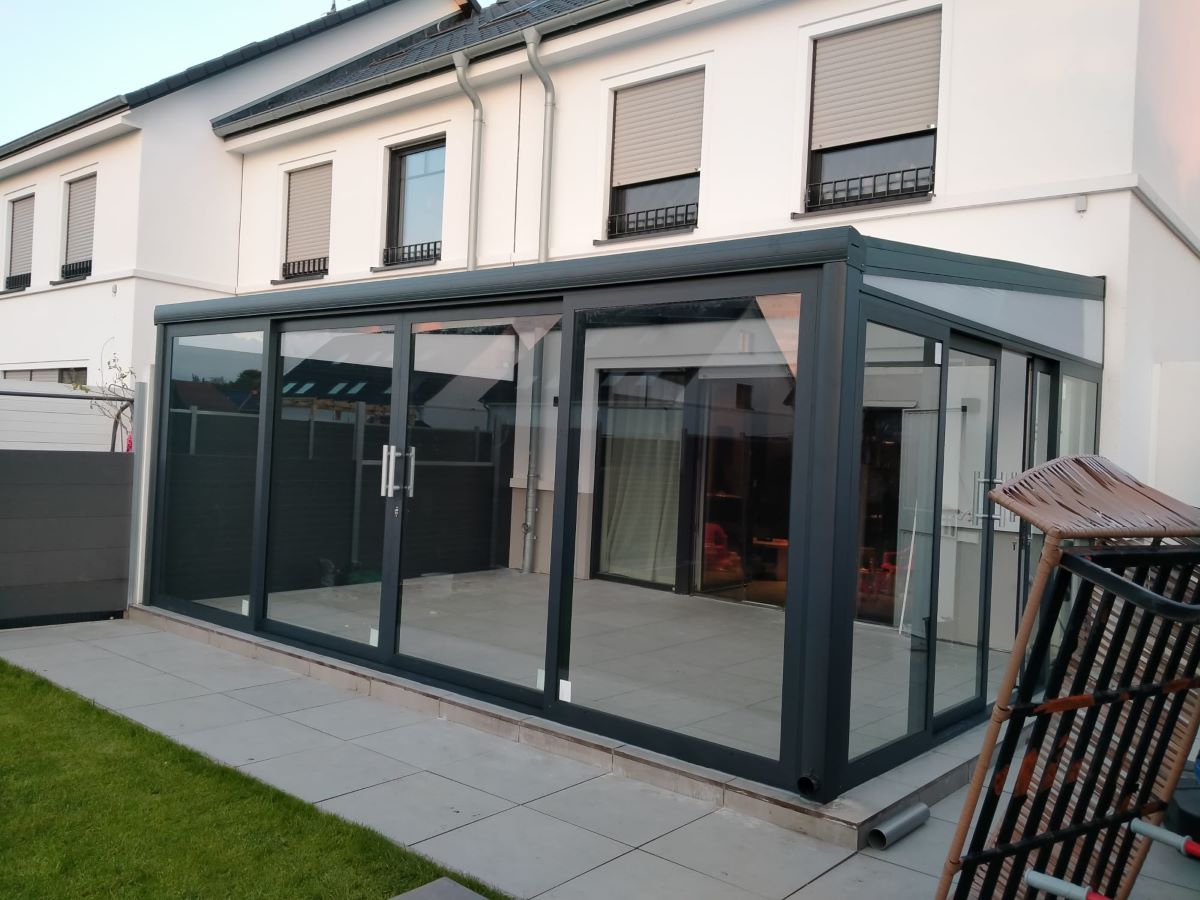 Wintergarten mit Polycarbonatdach und Aluminiumschiebetüren
