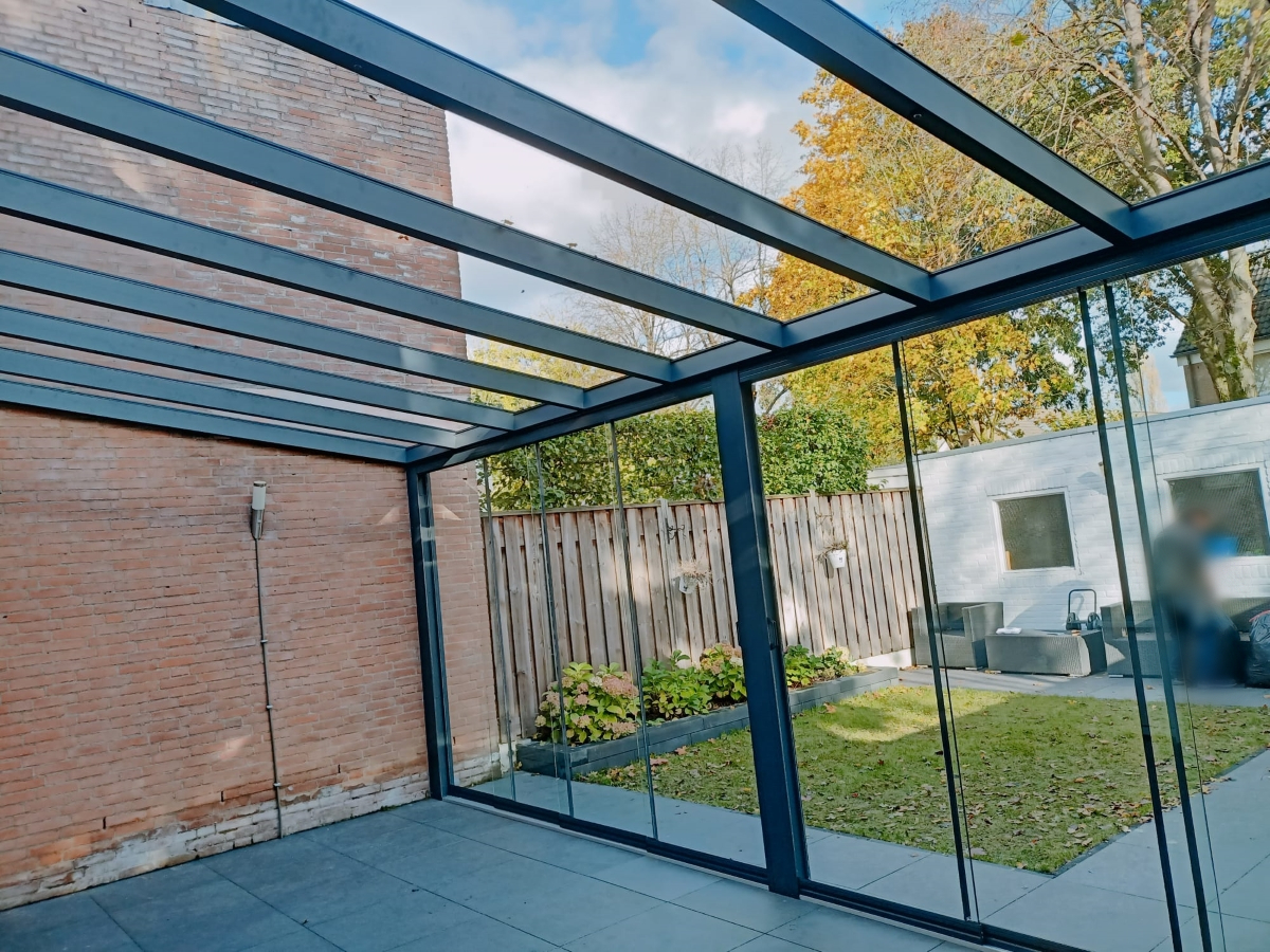 Wintergarten mit Glasdach und Schiebetürsystem